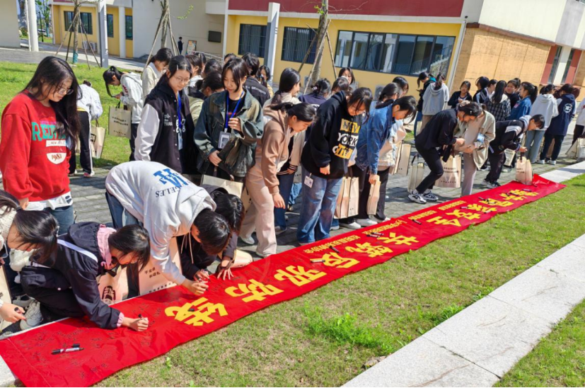 维护国家安全 共筑反邪防线——松阳县开展“4.15”反邪教宣传活动351.png 维护国家安全 共筑反邪防线——松阳县开展“4.15”反邪教宣传活动351.png